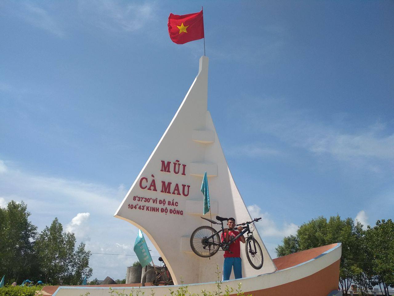 Cris Le on a bicycle journey in Ca Mau, Vietnam